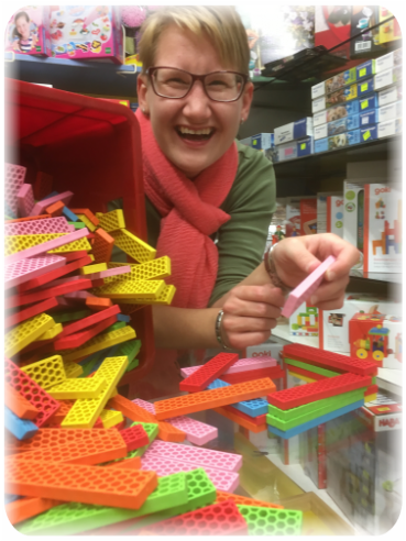 Veronika beim BioBlo bauen